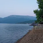 Nathanael Semesterbostad Pogradec